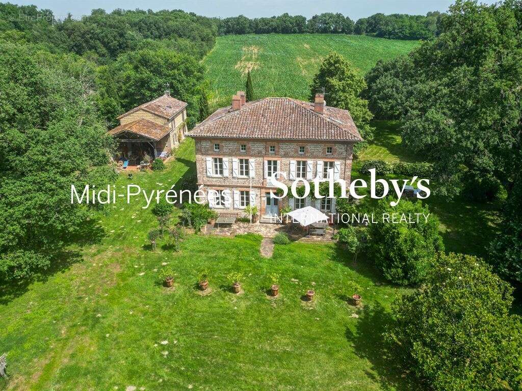 Propriété familiale avec deux maisons, parc piscine et tennis ! - photo 3