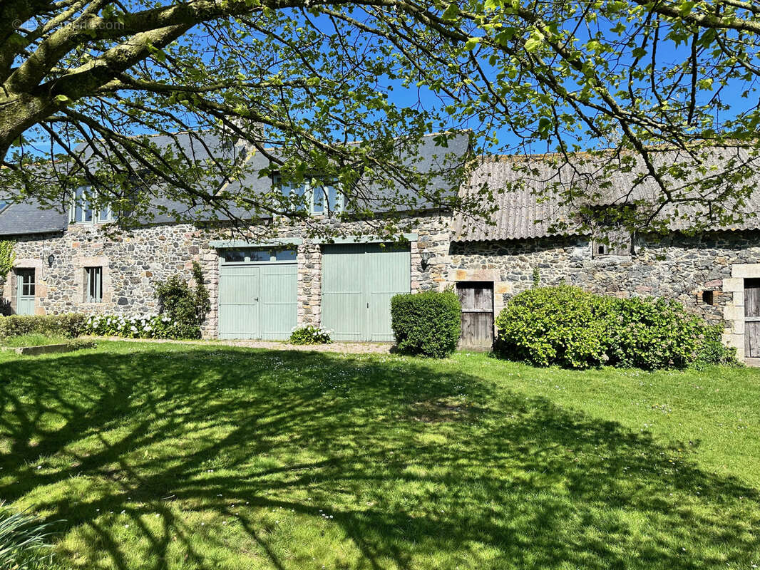 Maison à HENANBIHEN