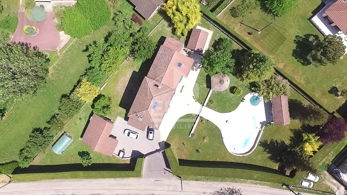 Maison à SAINT-BAUDILLE-DE-LA-TOUR