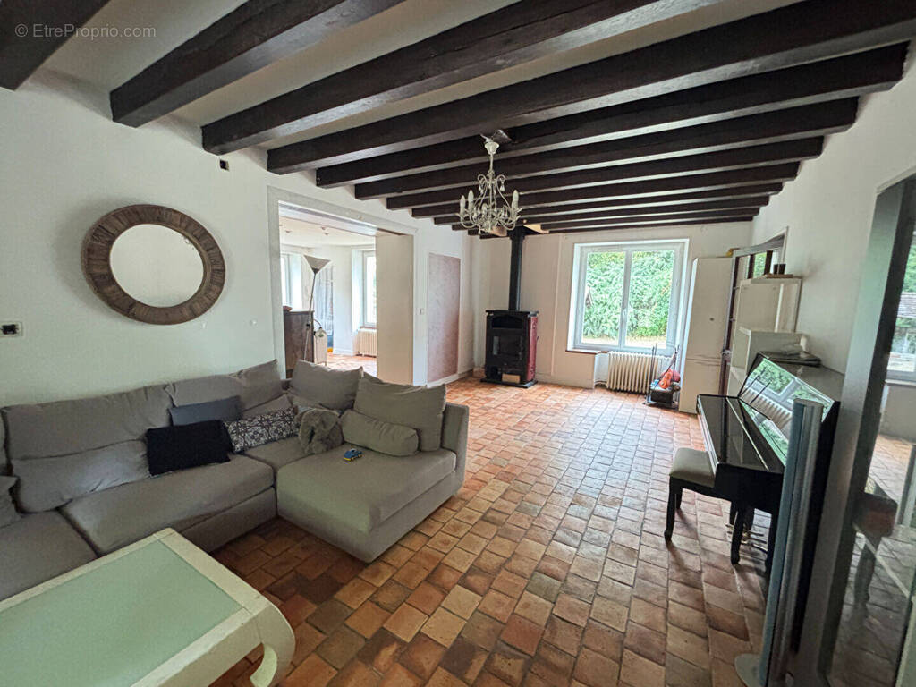 Maison à SASSIERGES-SAINT-GERMAIN