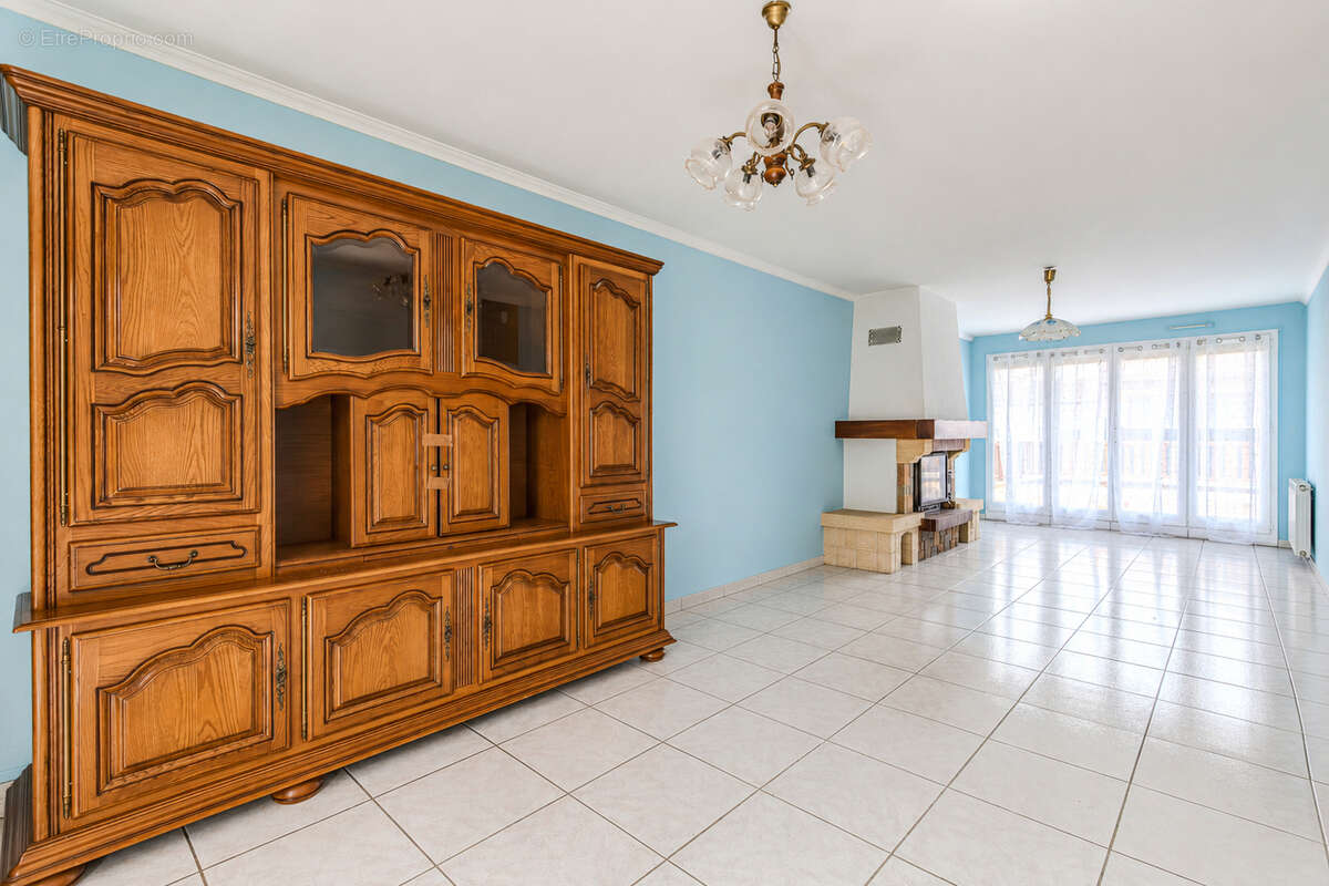 Maison de plain-pied avec double garage et jardin - photo 3