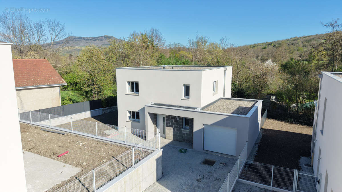 Maison à LES MARTRES-DE-VEYRE