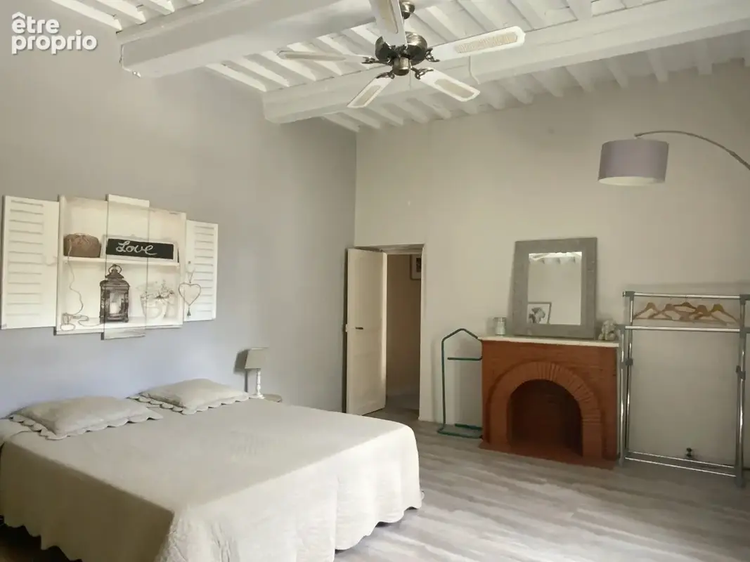 Mas de village du XIXo siècle avec cour , piscine dans un village avec commerces. - photo 9