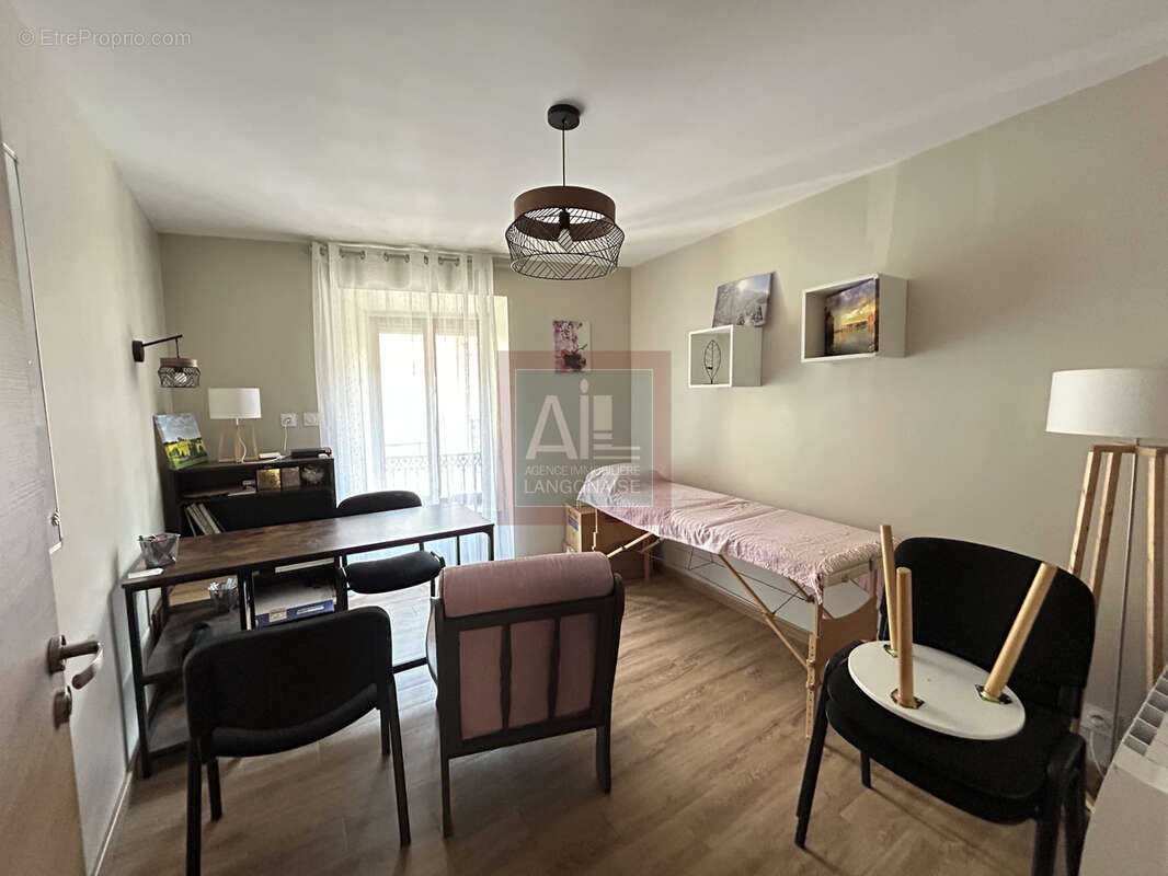 Langogne centre-ville : Immeuble avec local commercial et appartement T3 - photo 3