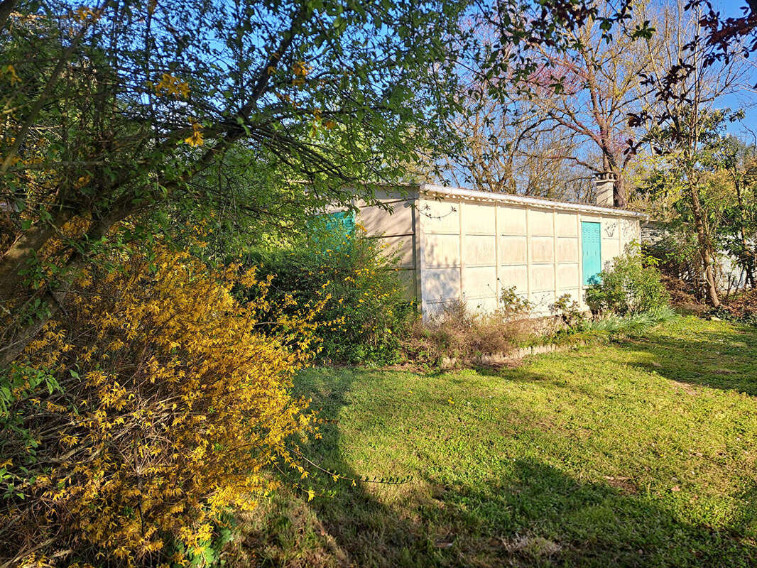 Terrain à VOUNEUIL-SUR-VIENNE