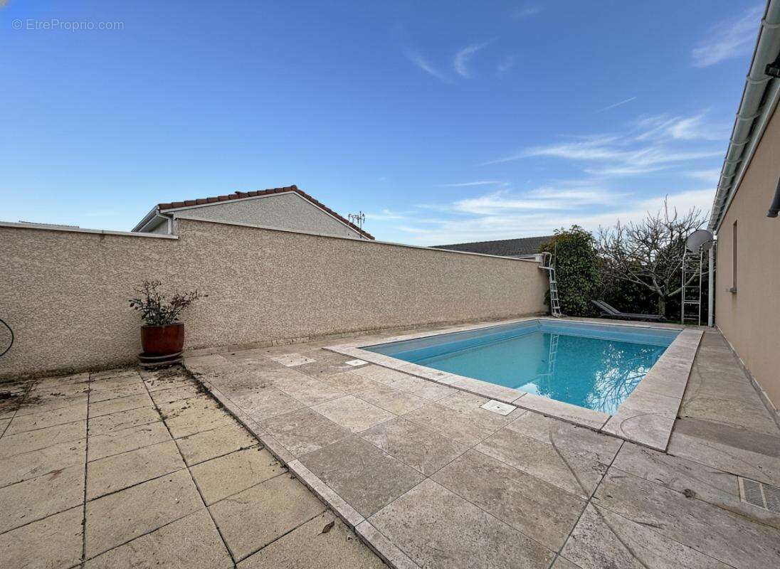 Maison - Mitoyenne par le garage - Plain pied - 3 Chambres - Garage - Piscine - Terrasse - photo 3
