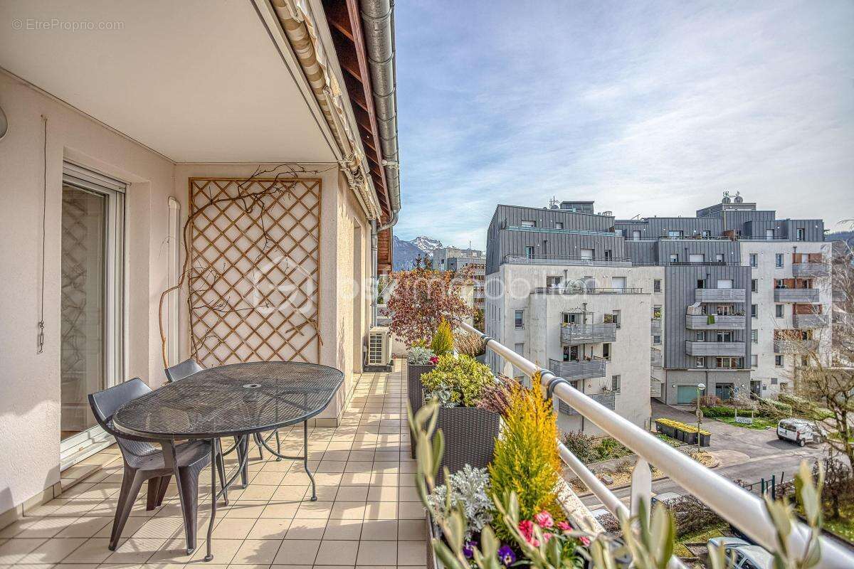 T5 Duplex d'exception – Dernier étage, climatisation, terrasses et vue montagnes au cœur d'Annecy - photo 2