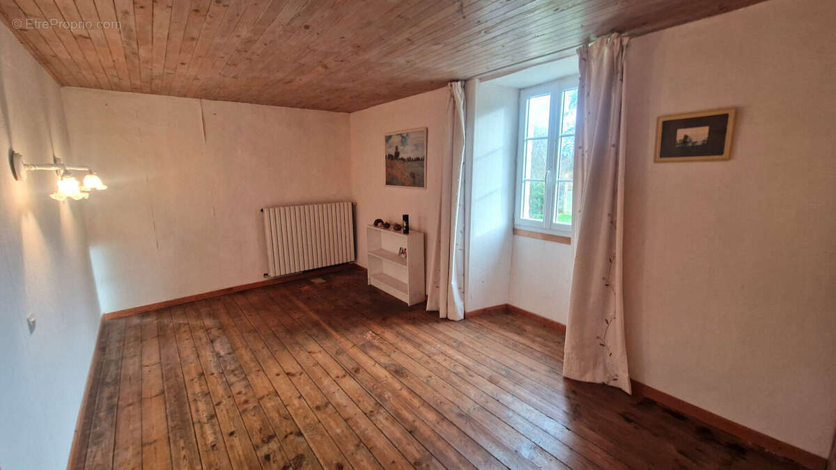 Maison à LA ROCHEBEAUCOURT-ET-ARGENTINE