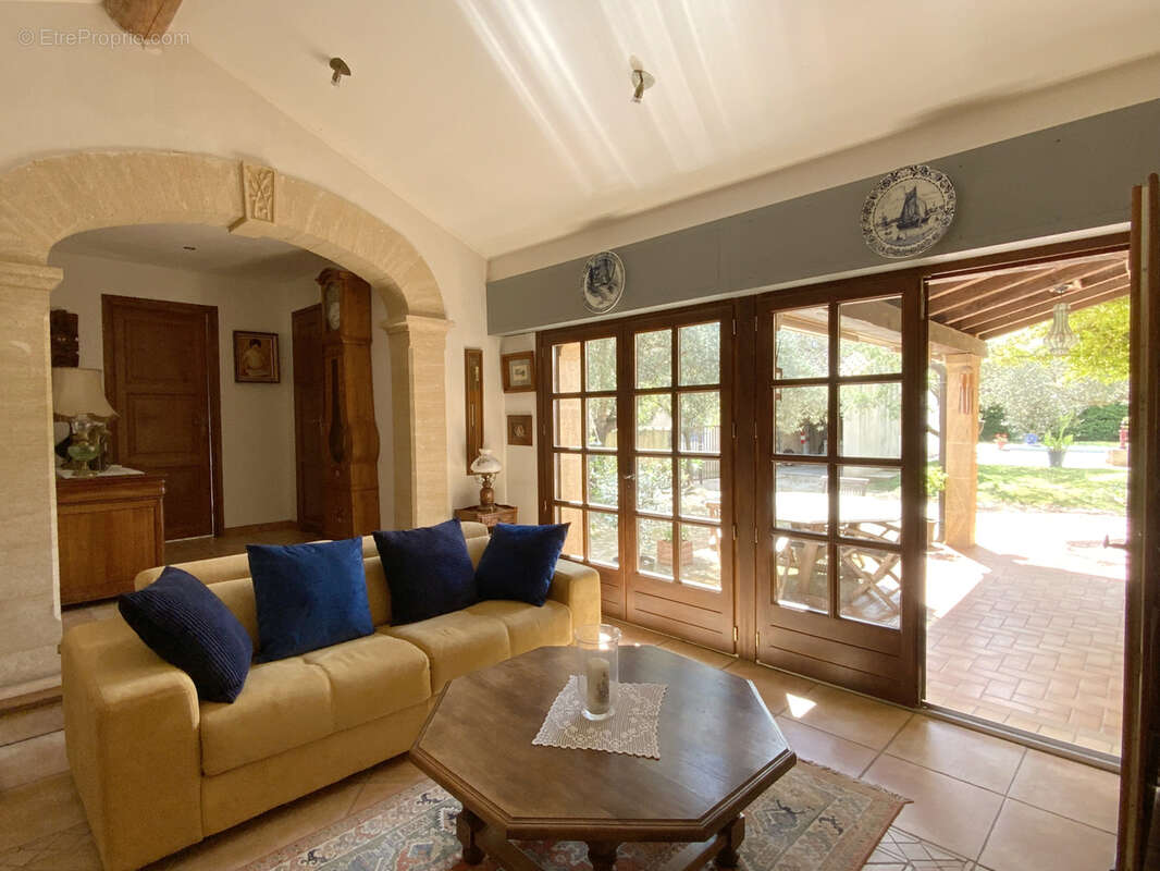 Dans village avec commerces, charmante maison en pierre avec jardin et piscine. - photo 2