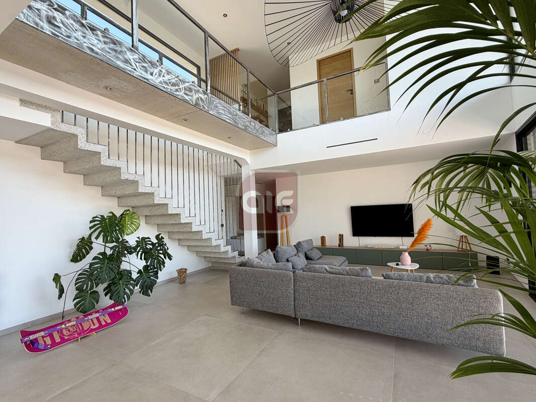 PRADES LE LEZ: Superbe contemporaine de près de 180 m2 sur une parcelle de 700 m2 avec piscine - photo 3