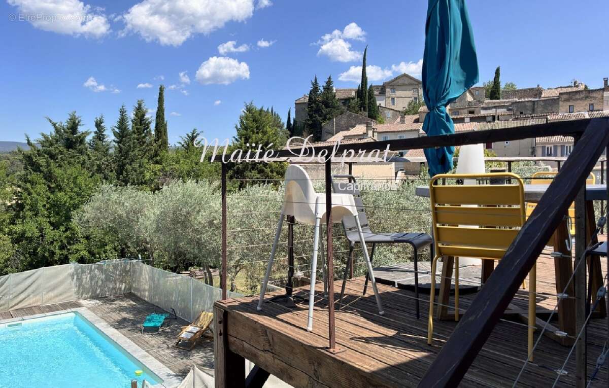 Maison individuelle sur 2 niveaux, avec salon cathédrale, 3 chambres,1 bureau et piscine, entièrement rénovée - photo 2