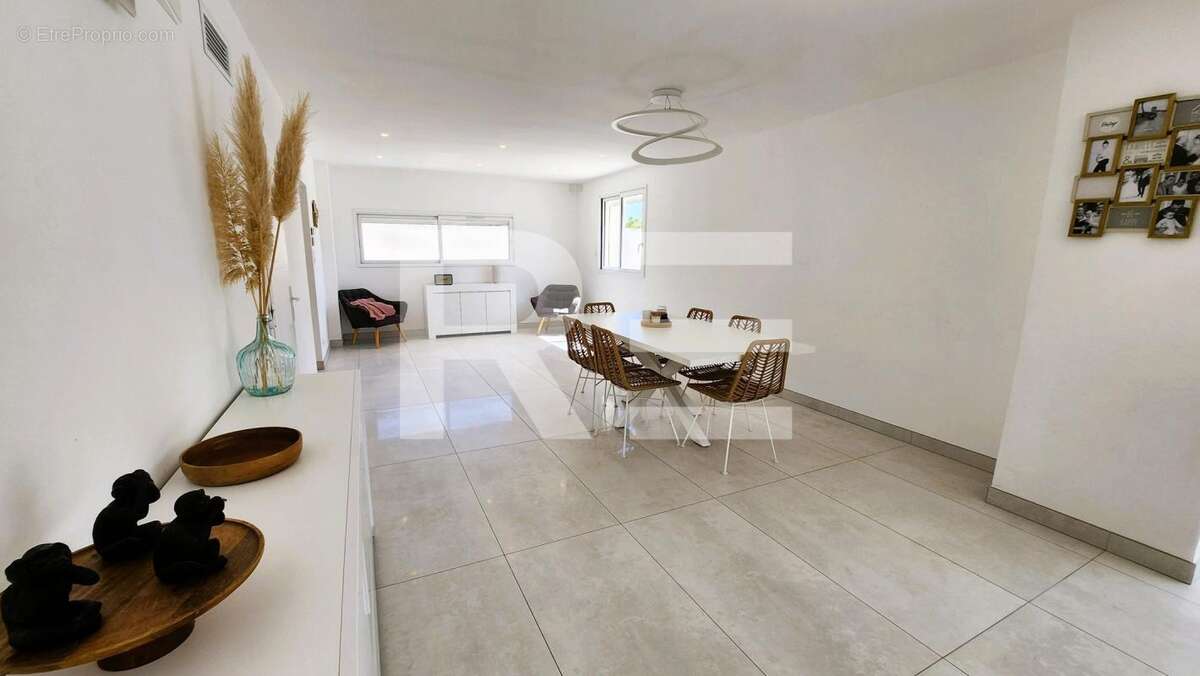 Maison à SAINT-CHAPTES