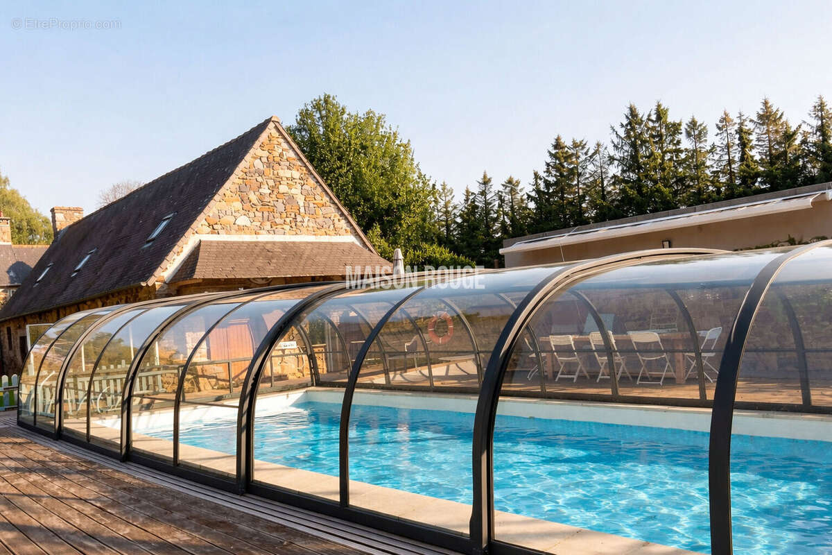 Maison à LA ROCHE-DERRIEN