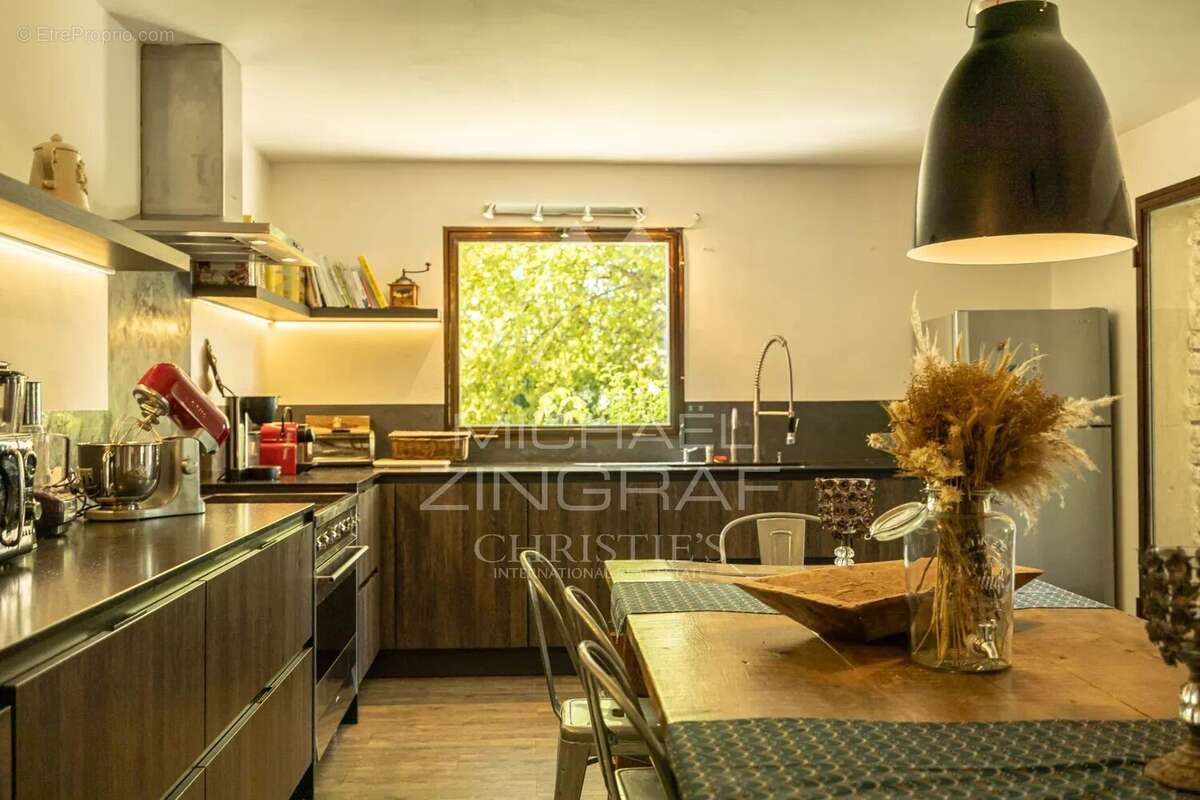 Gordes  - Belle maison en pierre sur un terrain constructible avec piscine - photo 5