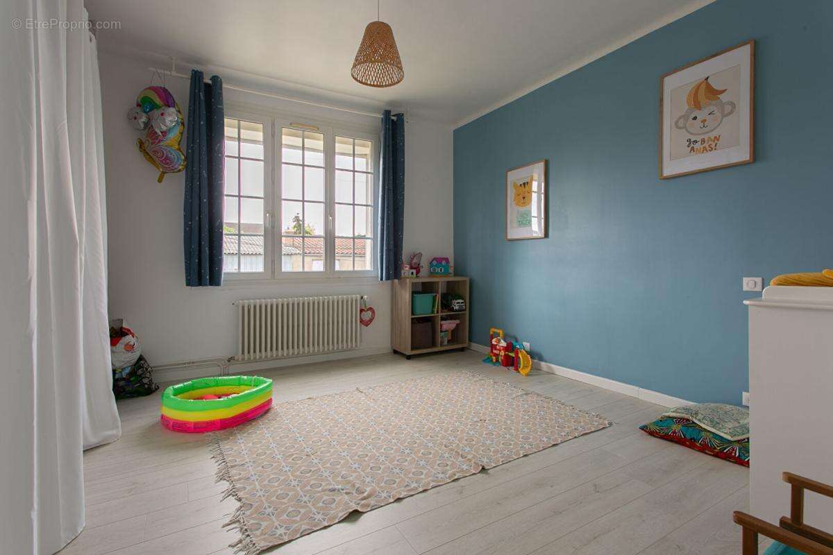 Maison Sèvremoine 5 P . 3 Chs . Bureau . 133.67 M² . T 315 M² . Garage - photo 2