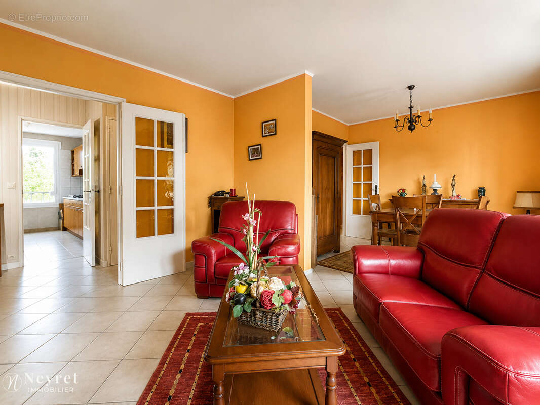 Appartement T5 en très bon état avec balcon, loggia et vue dégagée - photo 3
