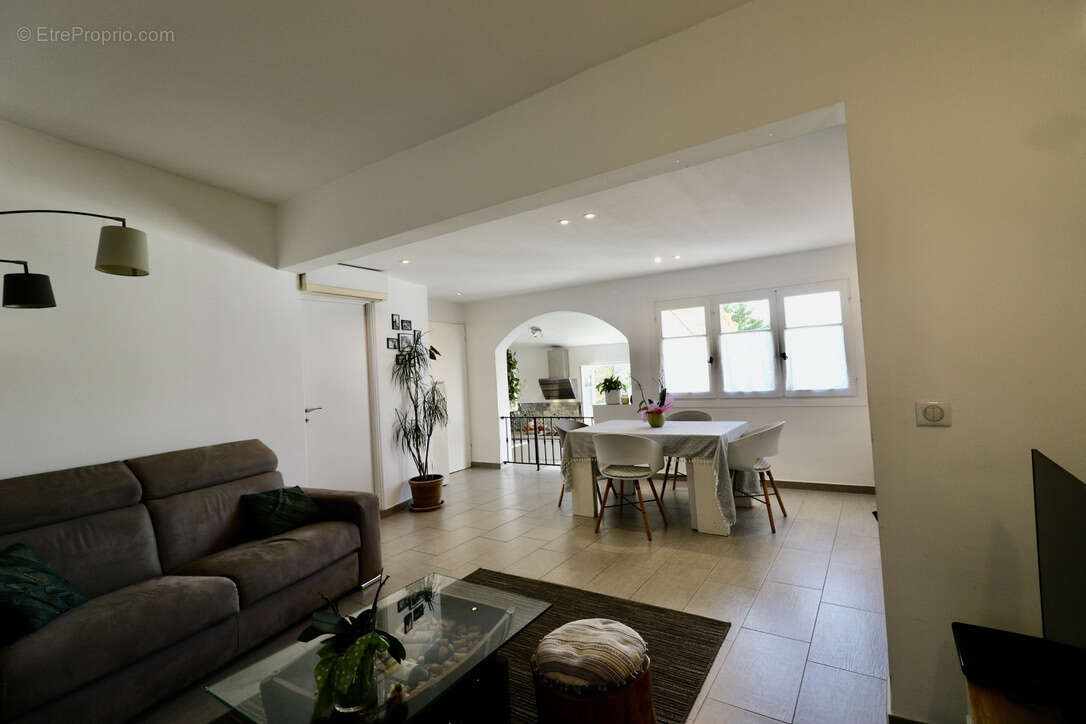 EXCLUSIVITÉ - LA TURBIE - Charmante maison de village avec garage - photo 3