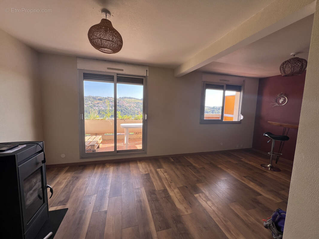 Appartement à SAINT-PRIEST-EN-JAREZ