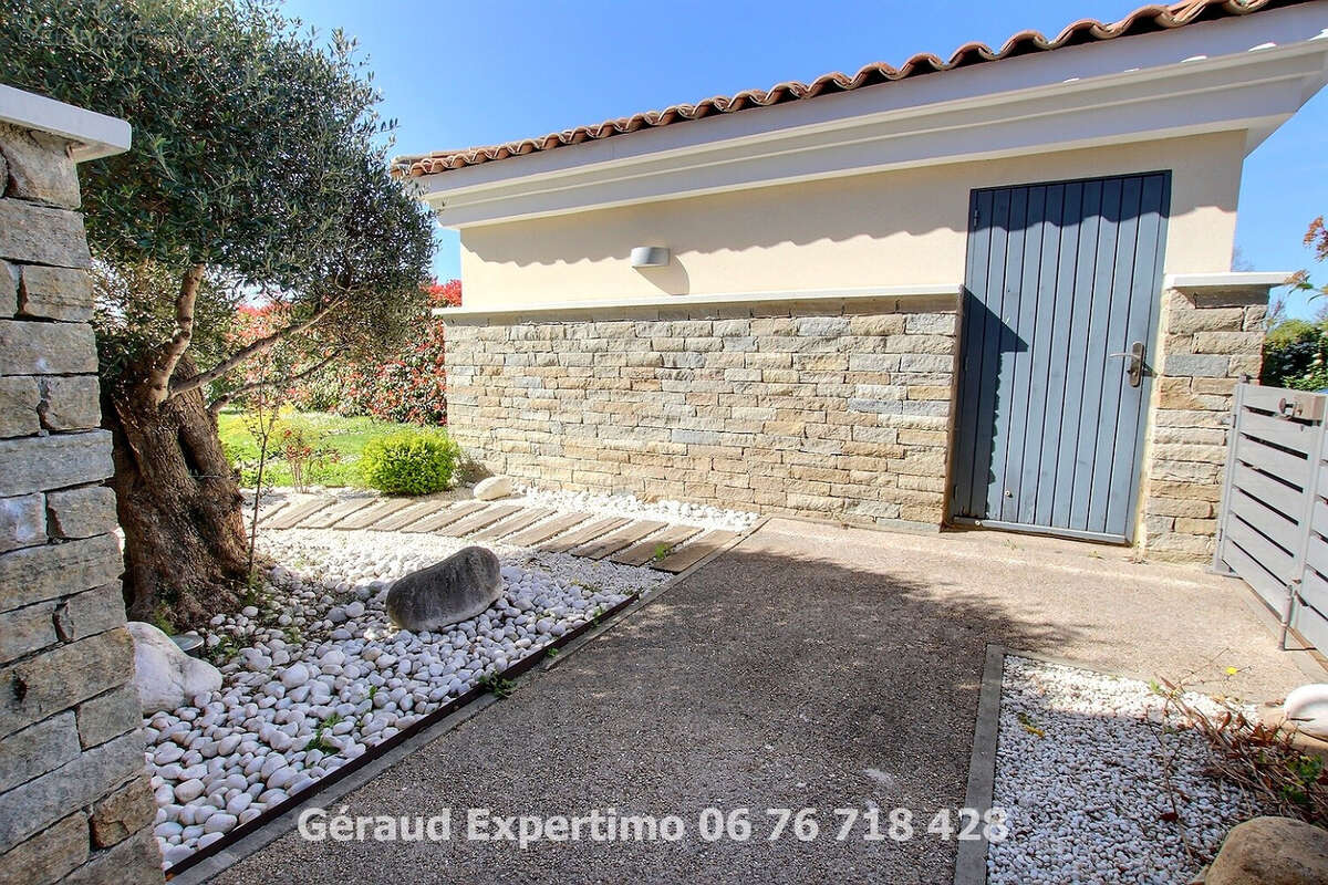 Superbe villa 5 pièces avec vue imprenable sur le golf  10mn du centre  Aix-en-Provence - piscine - photo 20