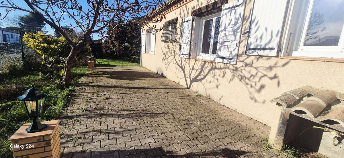 Maison de plain-pied avec dépendances   Villeneuve-la-Comptal - photo 4