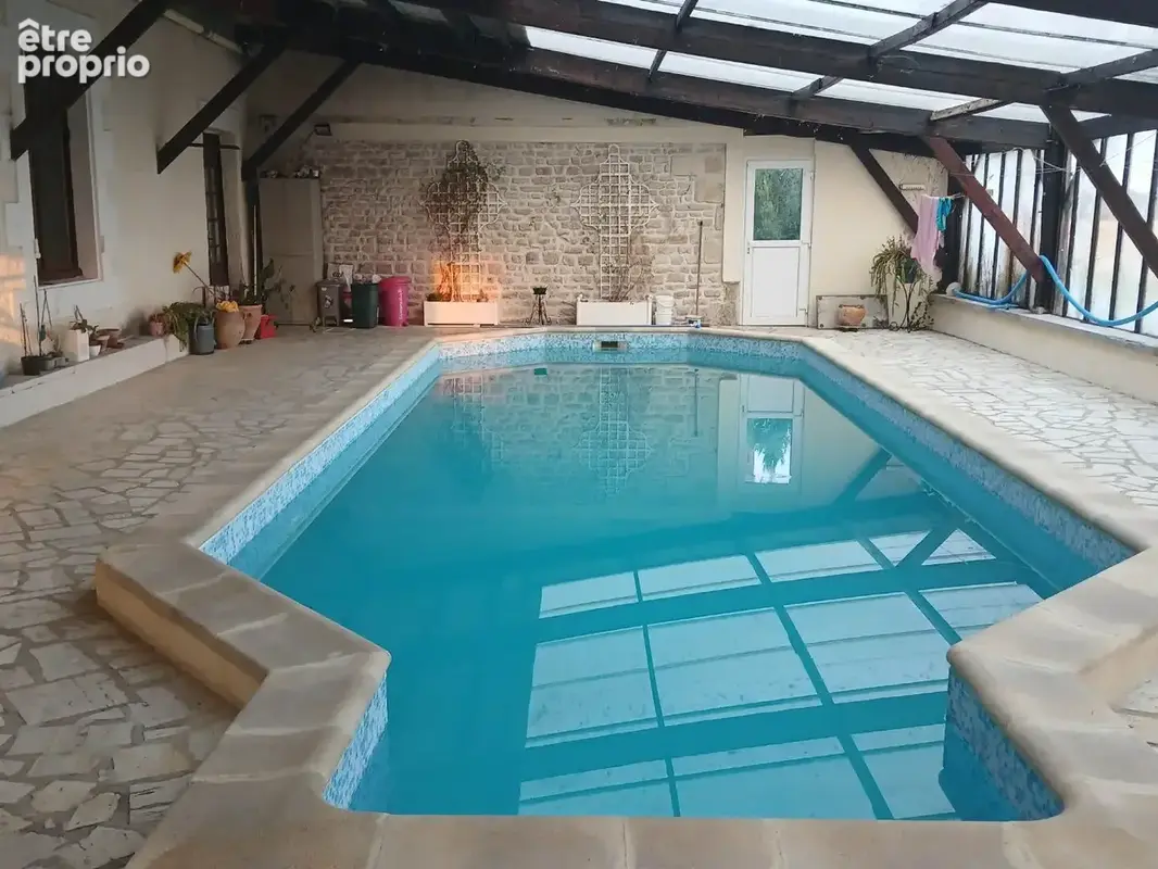 Château avec piscine chauffée,  vastes dépendances, possibilité chambres d'hôtes - photo 2