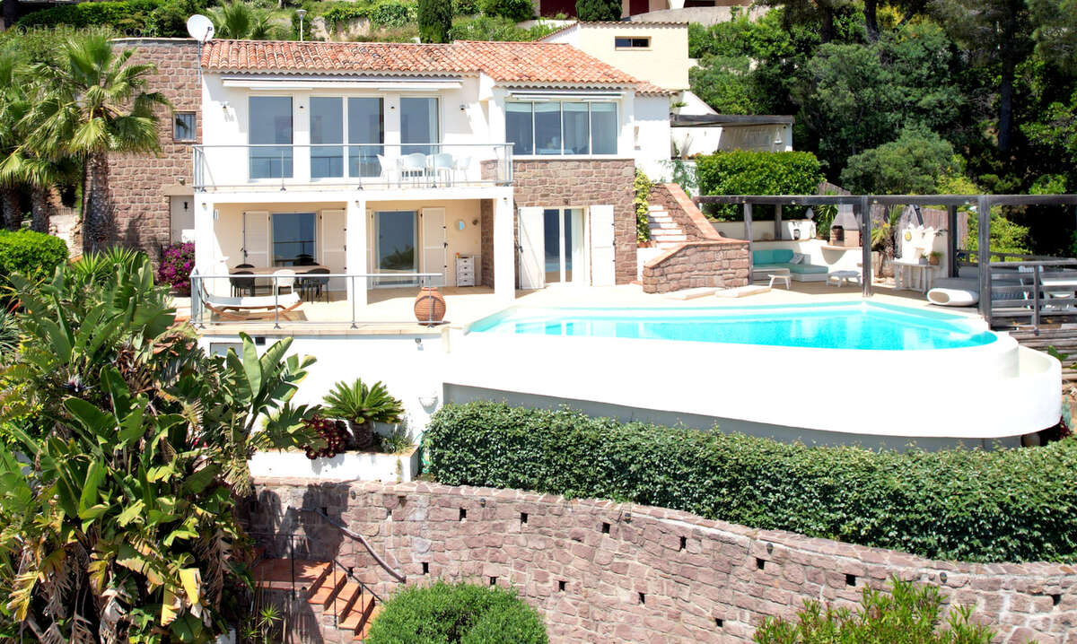 À vendre villa de charme 5 pièces 150m² 3 chambres piscine 3 garages boulodrome - photo 4