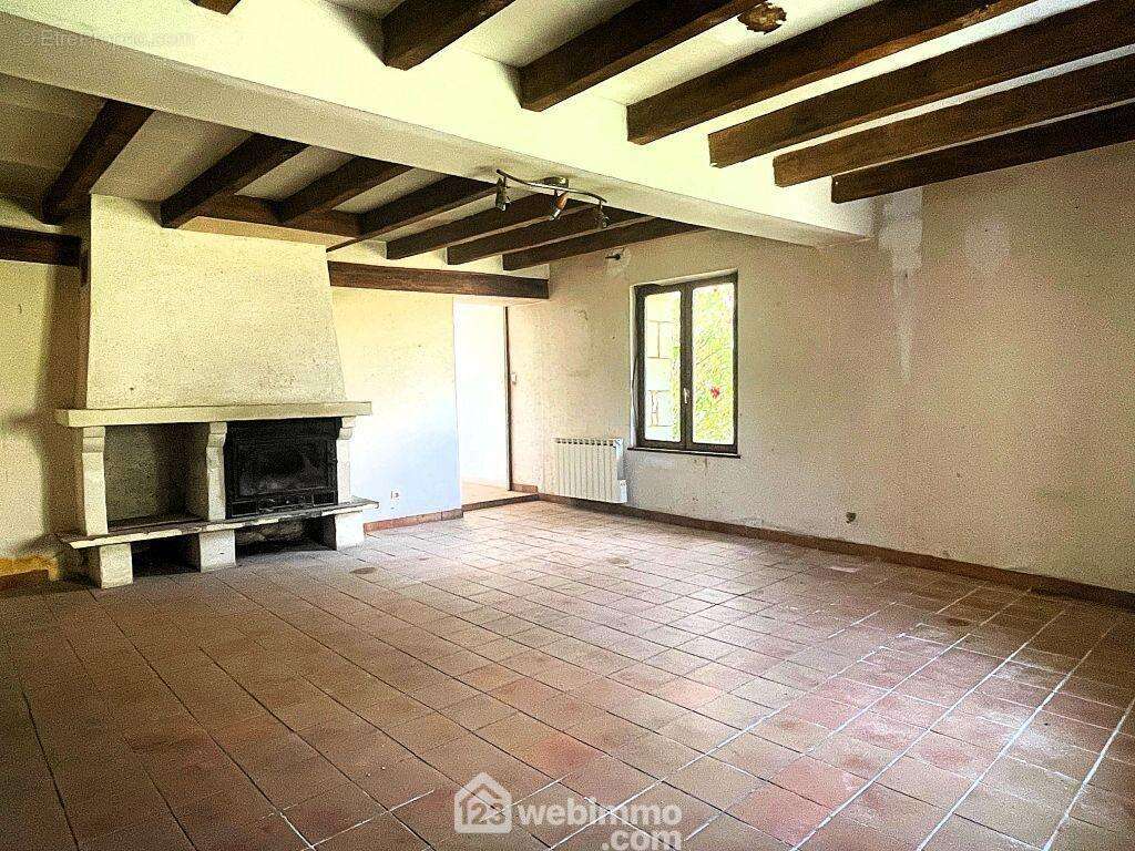 Puis le séjour de 29 m2, - Maison à NUEIL-SOUS-FAYE