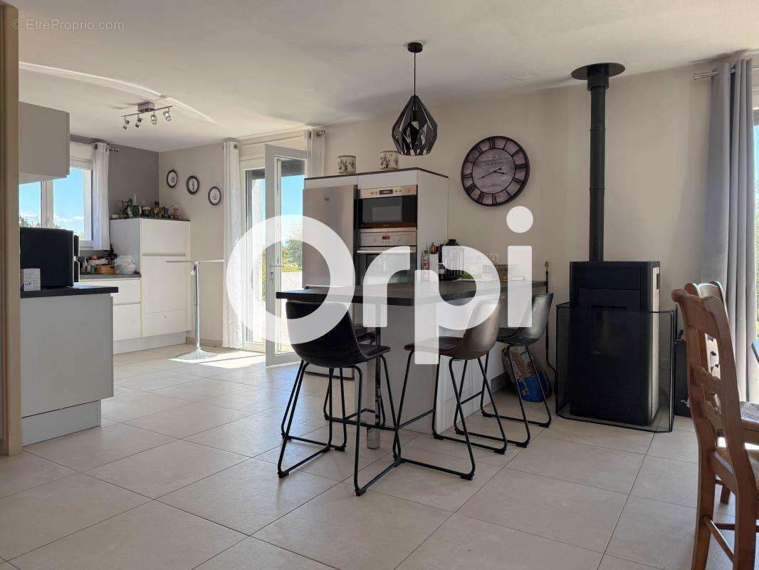 Maison familiale avec beau terrain et nombreuses surfaces annexes - photo 8
