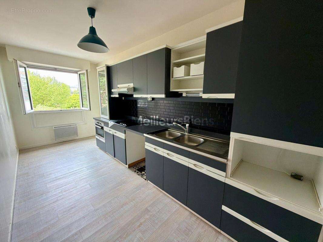 LAVAL – Rive Droite  Résidence Les Charmilles  Appartement T4 de 99 m² avec ascenseur, parking et parc privé - photo 4