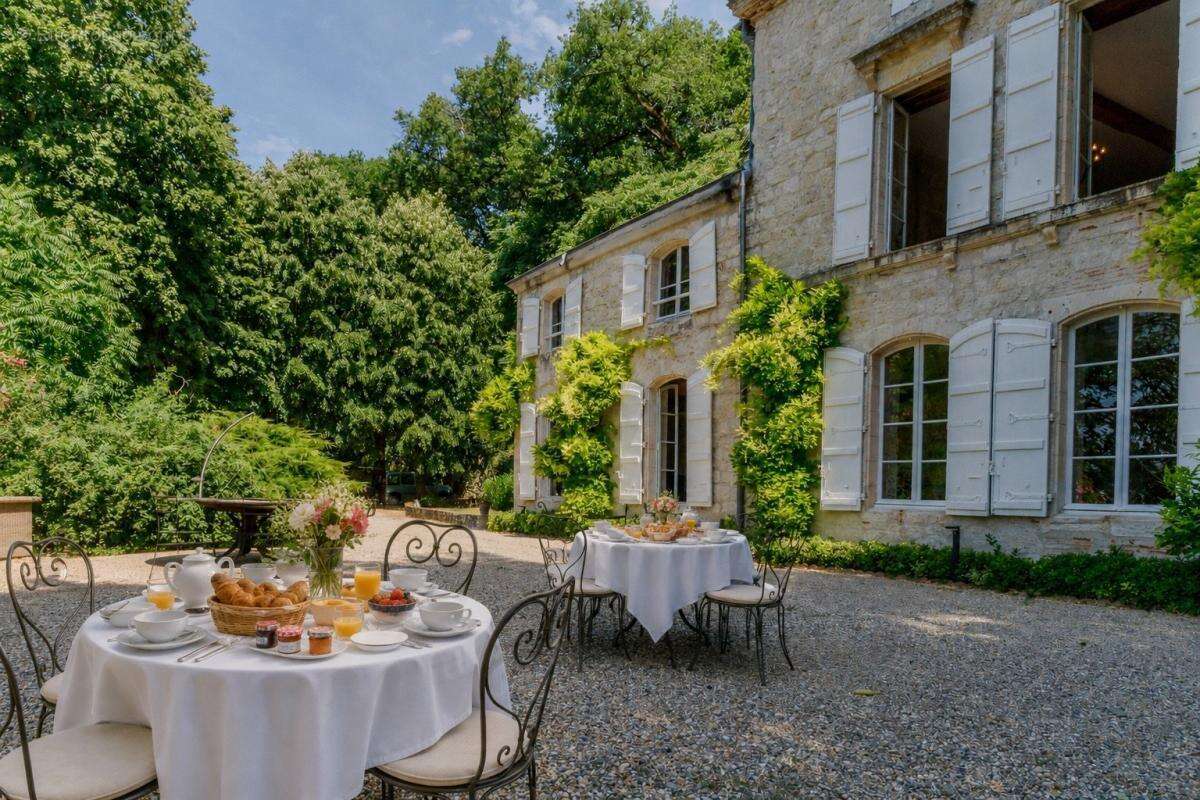 Château entièrement restauré sur 5 hectares de terrain (dont 2 hectares de bois et 3 sources d'eau) - photo 2
