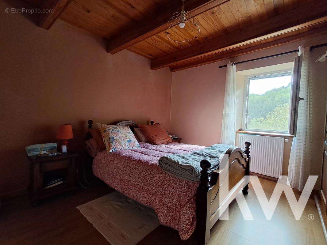 Maison à LAVAL-ROQUECEZIERE