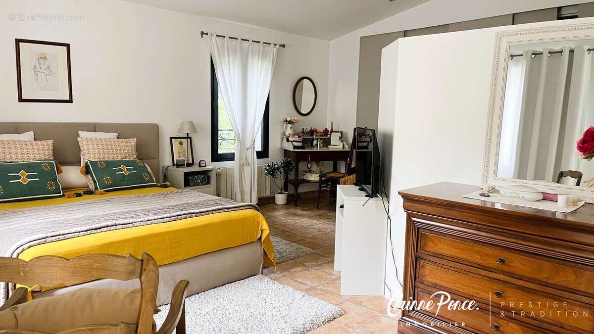 Nimes centre  appartement 145m2  de  standing avec patio terrasse jardin  et parking dans residence intime et - photo 11