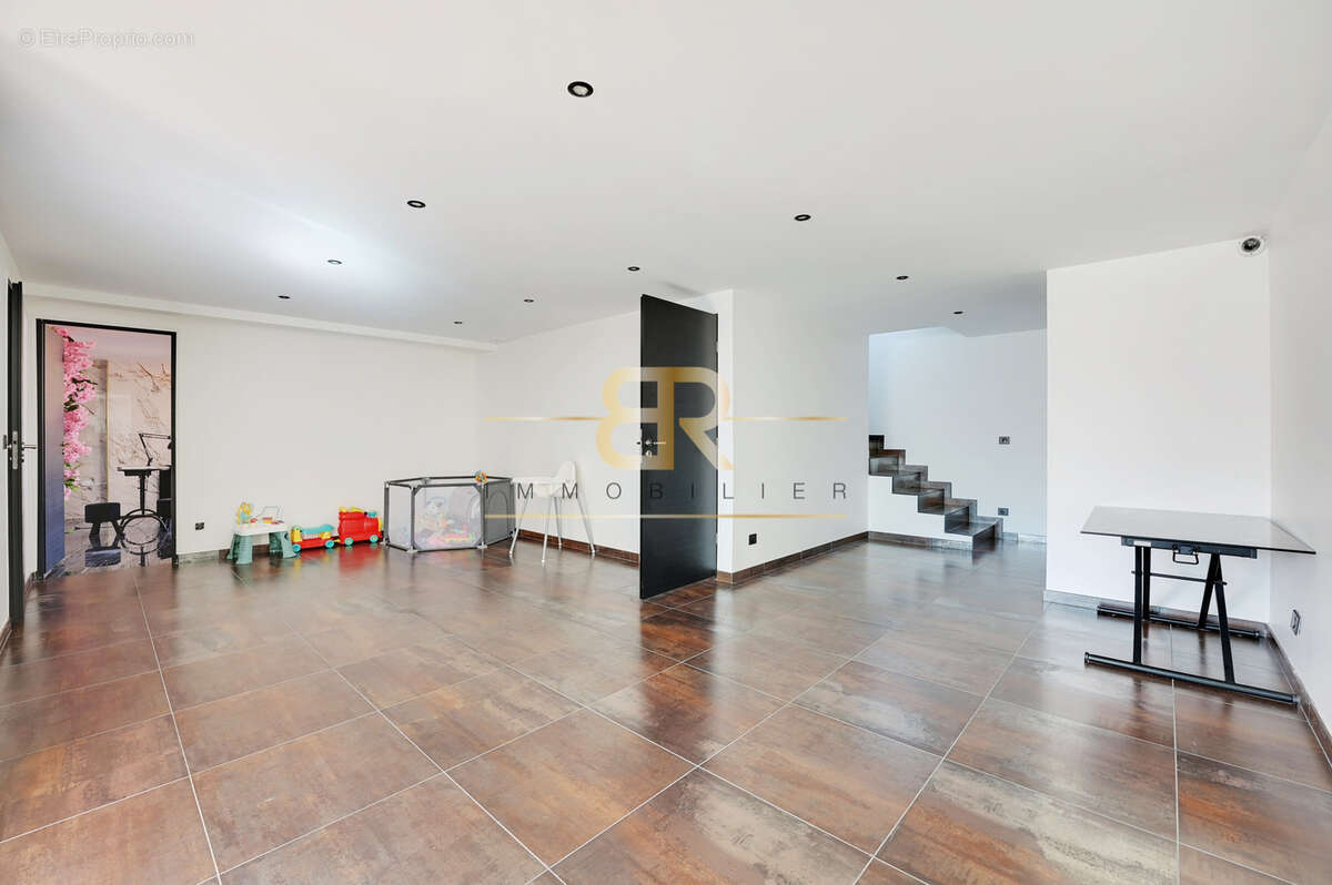 Maison à CHENNEVIERES-SUR-MARNE