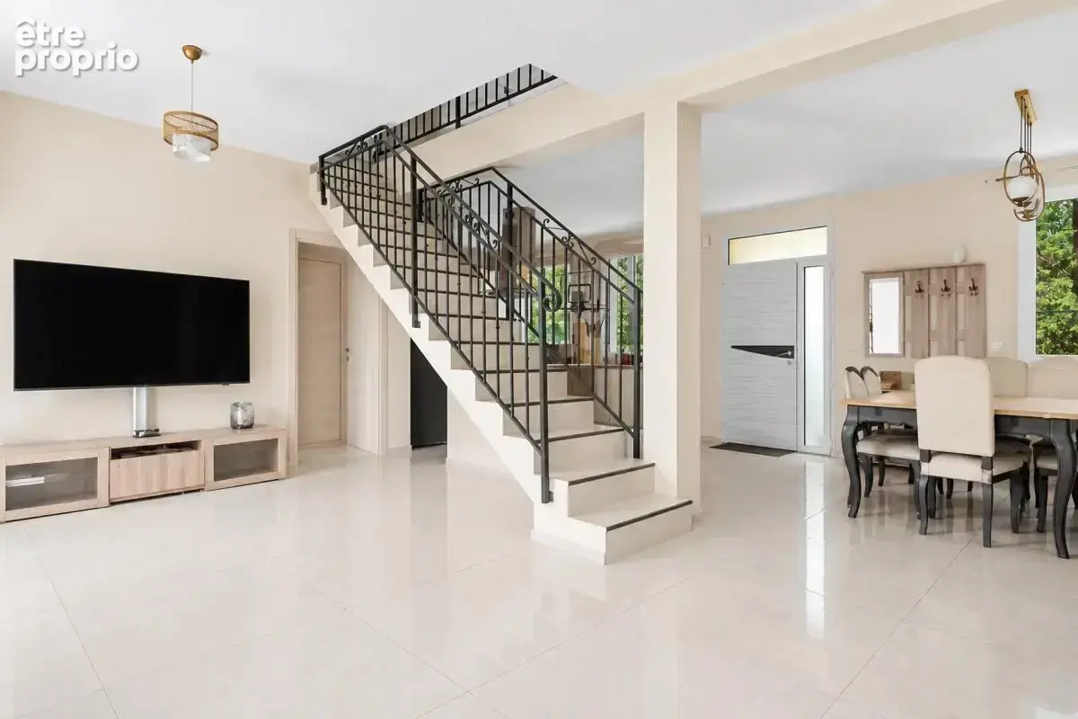Maison lumineuse de 2016 – allee privee – garages - photo 2