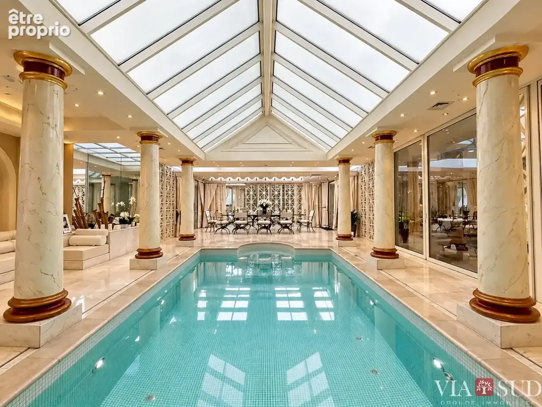 Béziers  Maison de maître de 307 m² avec piscine intérieure, garage et terrasses arborées. - photo 11
