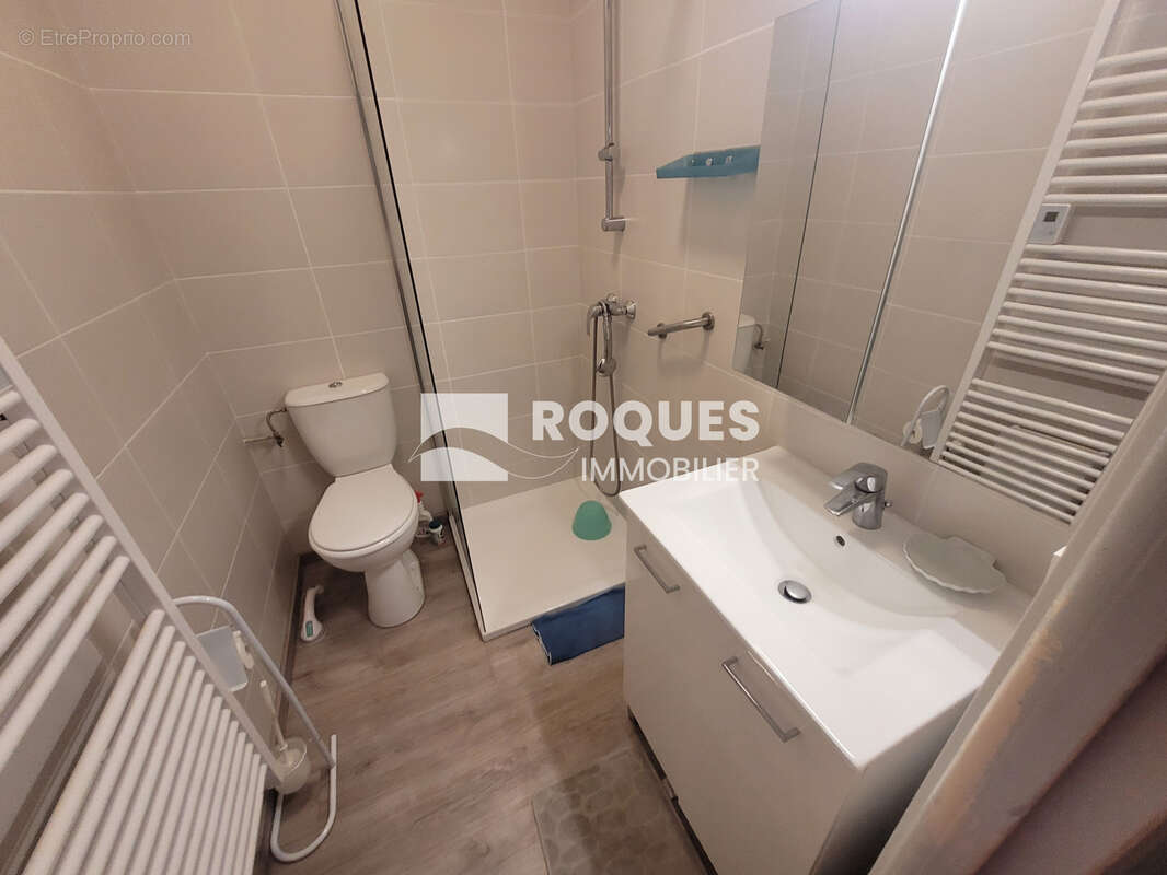 Au POUJOL SUR ORB , maison de village environ 150 m2 habitable divisé en 2 appartements, grand garage, et une - photo 13