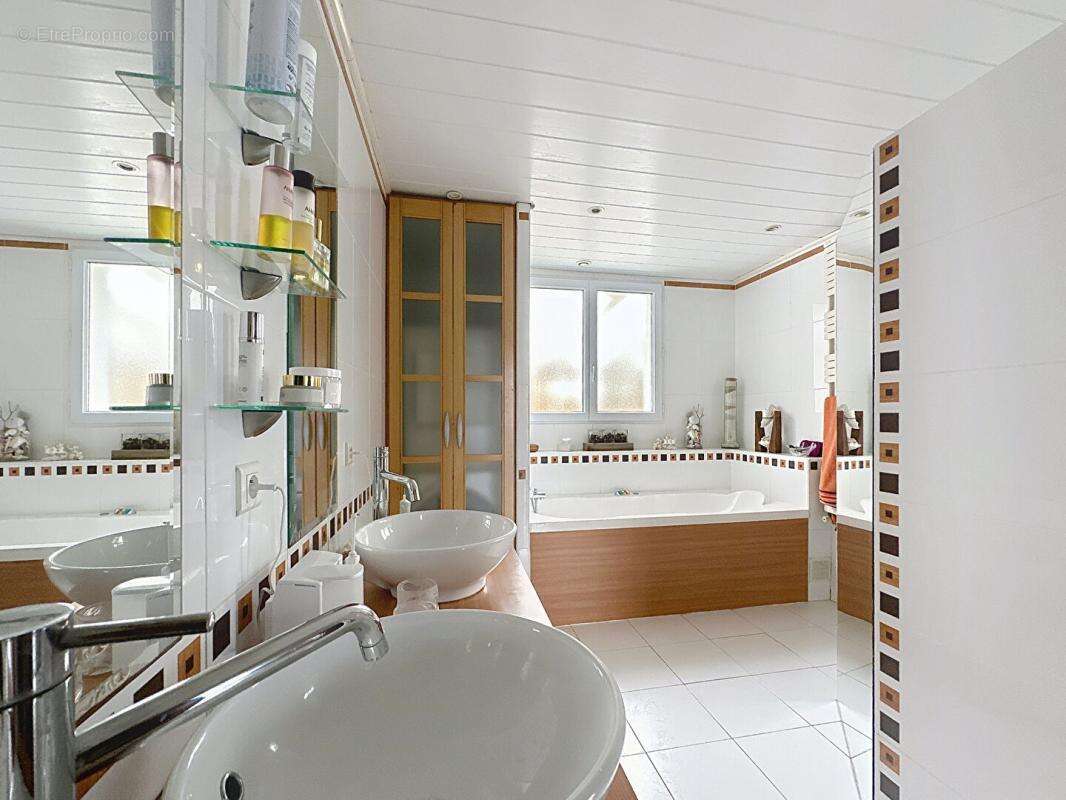 Maison à SAINT-HILAIRE-DE-CHALEONS