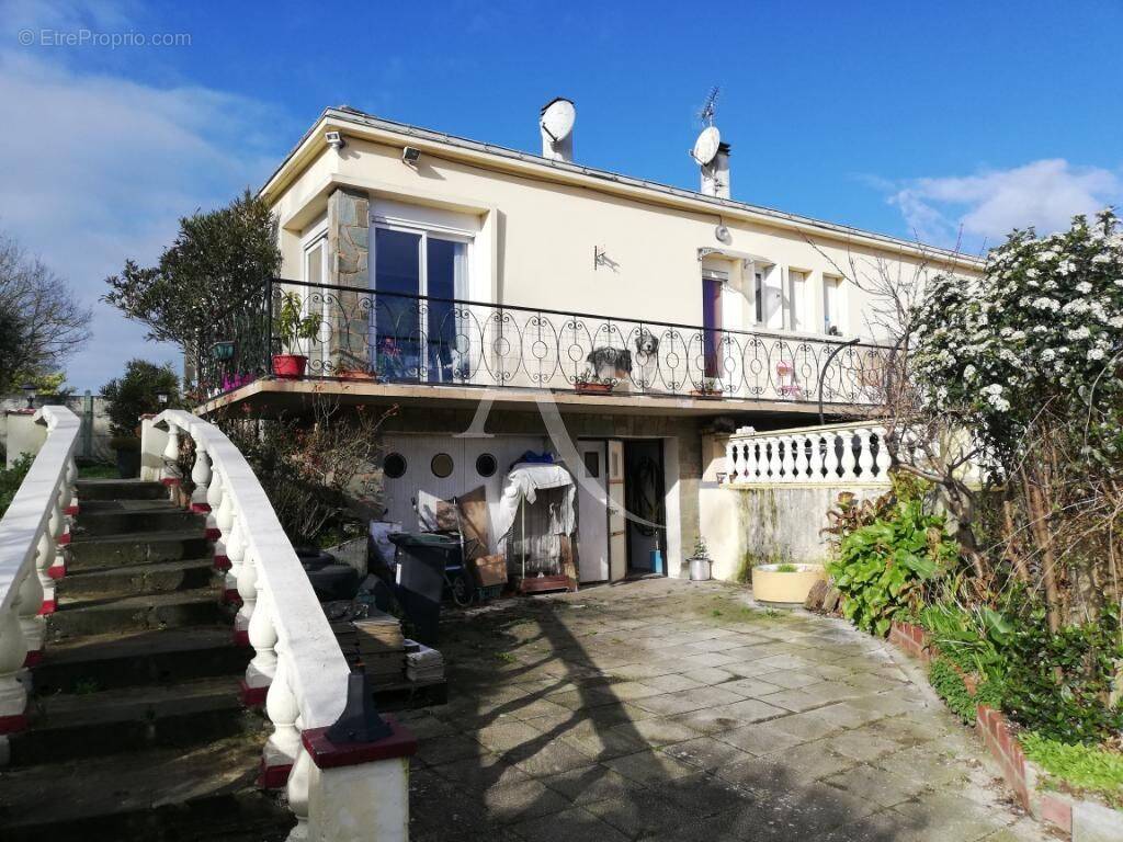 Maison à MOUTIERS-LES-MAUXFAITS