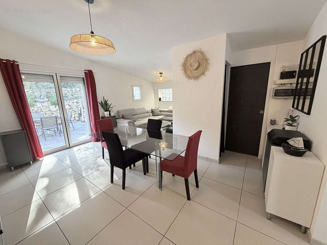 Maison à SAINT-MITRE-LES-REMPARTS