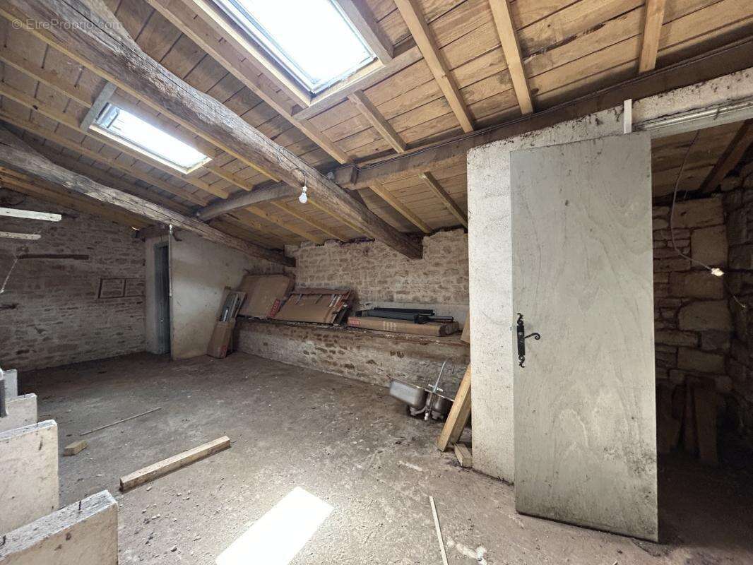 Maison à CLUSSAIS-LA-POMMERAIE