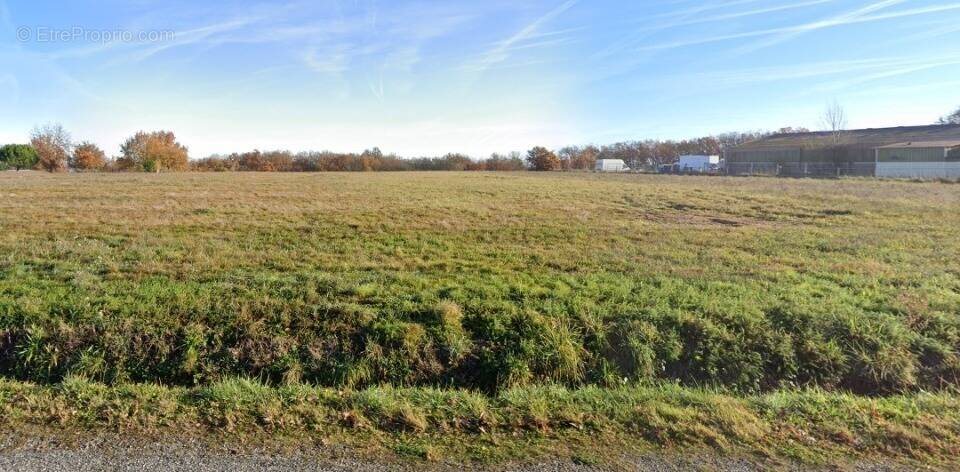 Terrain 700 m² à Vacquiers  - photo 1