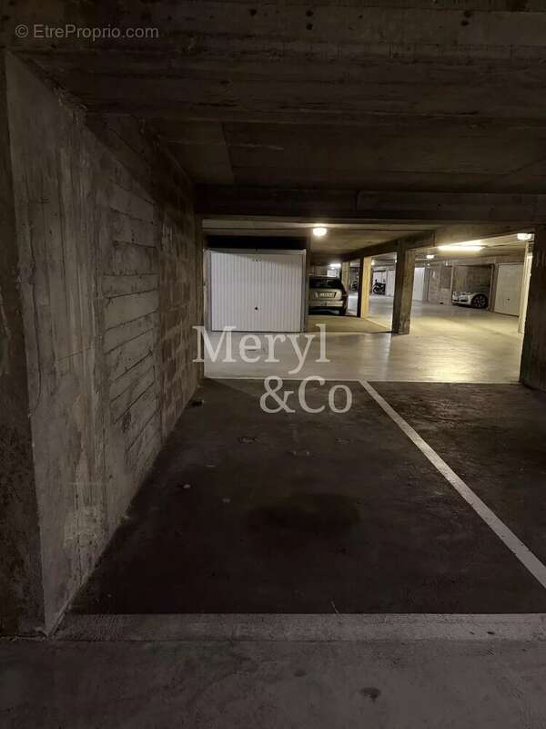 Parking à PARIS-11E