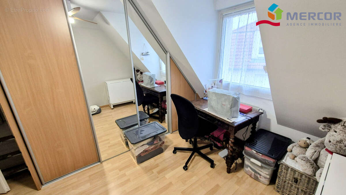 Chambre 12 avec placard - Appartement à DUPPIGHEIM