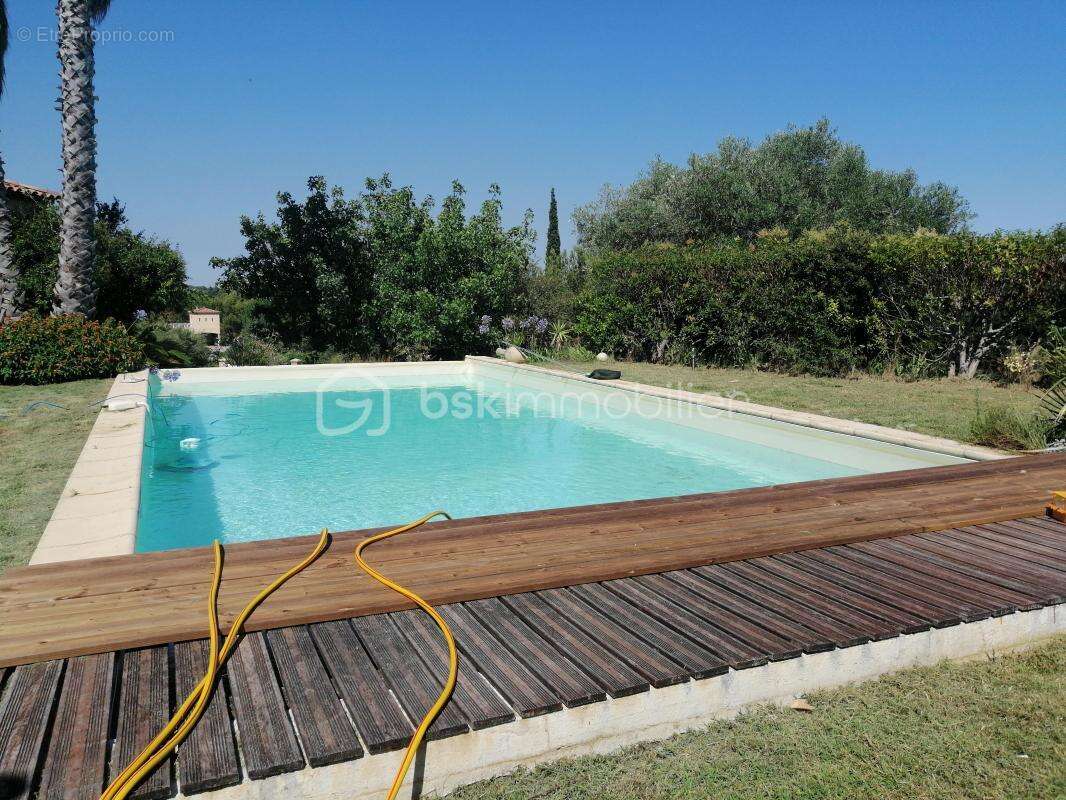 Quartier recherché  - Élégante villa familiale 9 pièces avec grand terrain et piscine à débordement - photo 2