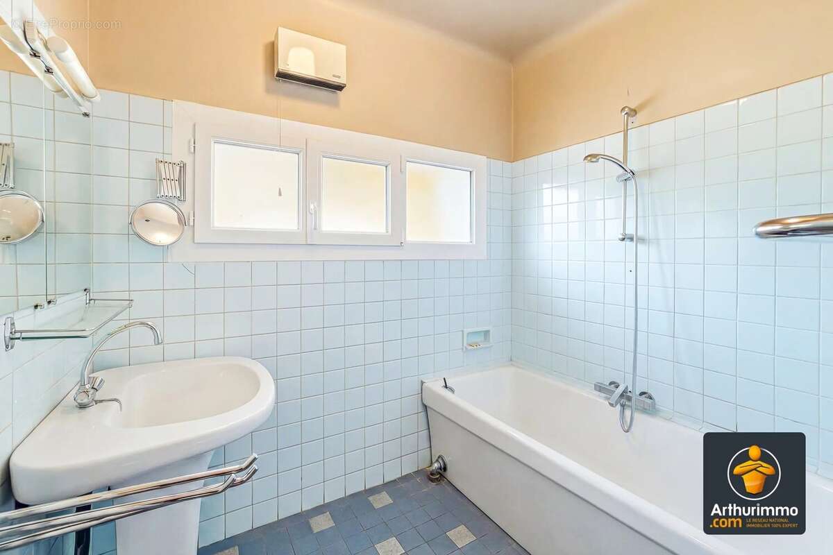 « Maison de village familiale avec terrasse, véranda, combles aménageables et double garage » - photo 15