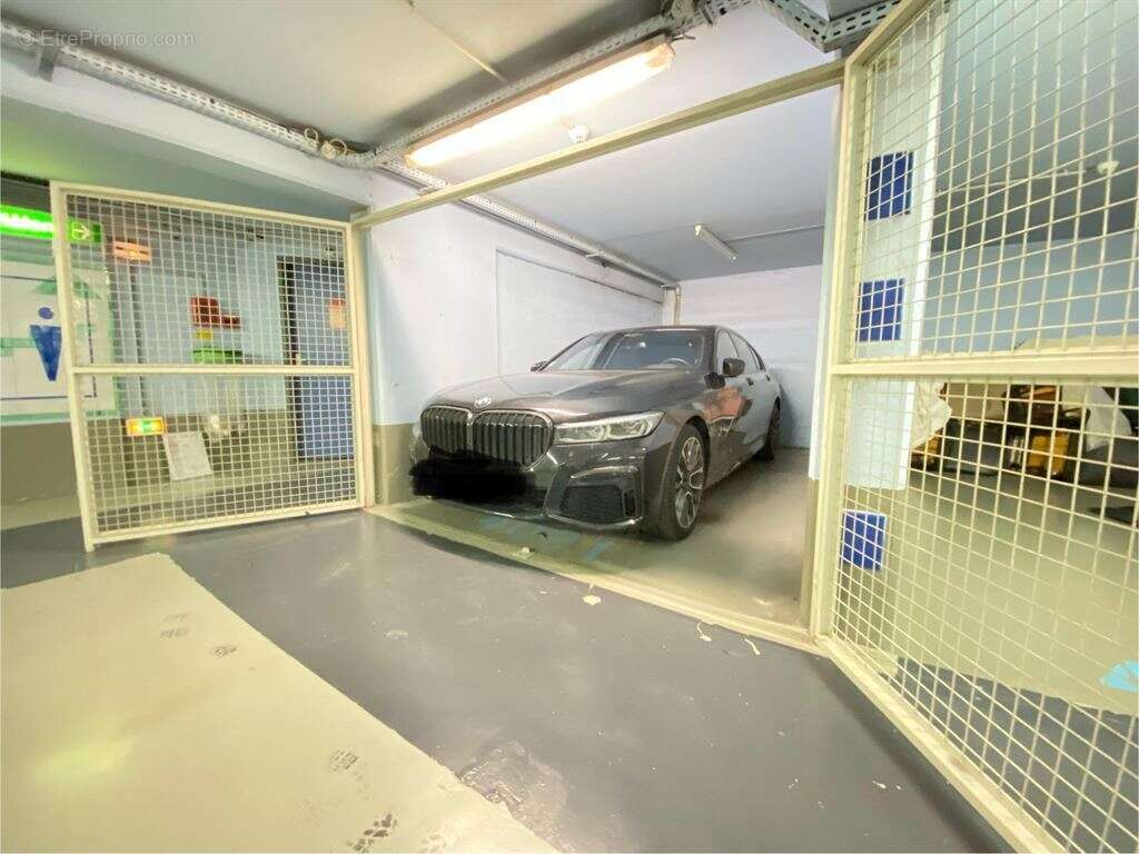 Parking à PARIS-16E