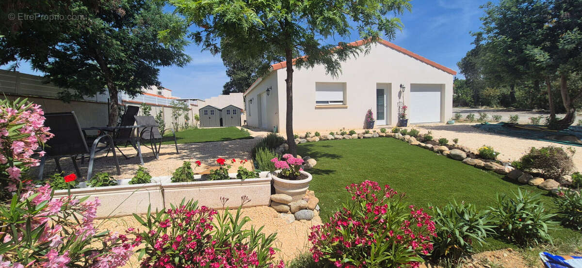 domaine  avec Gîtes, deux maisons et roulotte. - photo 3