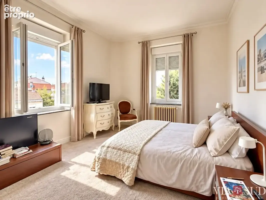 Béziers  Maison de maître de 307 m² avec piscine intérieure, garage et terrasses arborées. - photo 13