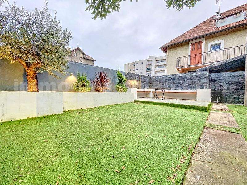 Maison_Mitoyenne_Annemasse_grand_espace_Toit_cathedrale_proche_ecole_genève_frontière_suisse_ceva_bus_commerces_lumineux_calme_sejour_cuisine_ouverte_couloir_dégagement_dressing_armoires_chambre_baignoire_double_douche_exterieur_jardin_gazon_syntetique_ - Maison à AMBILLY