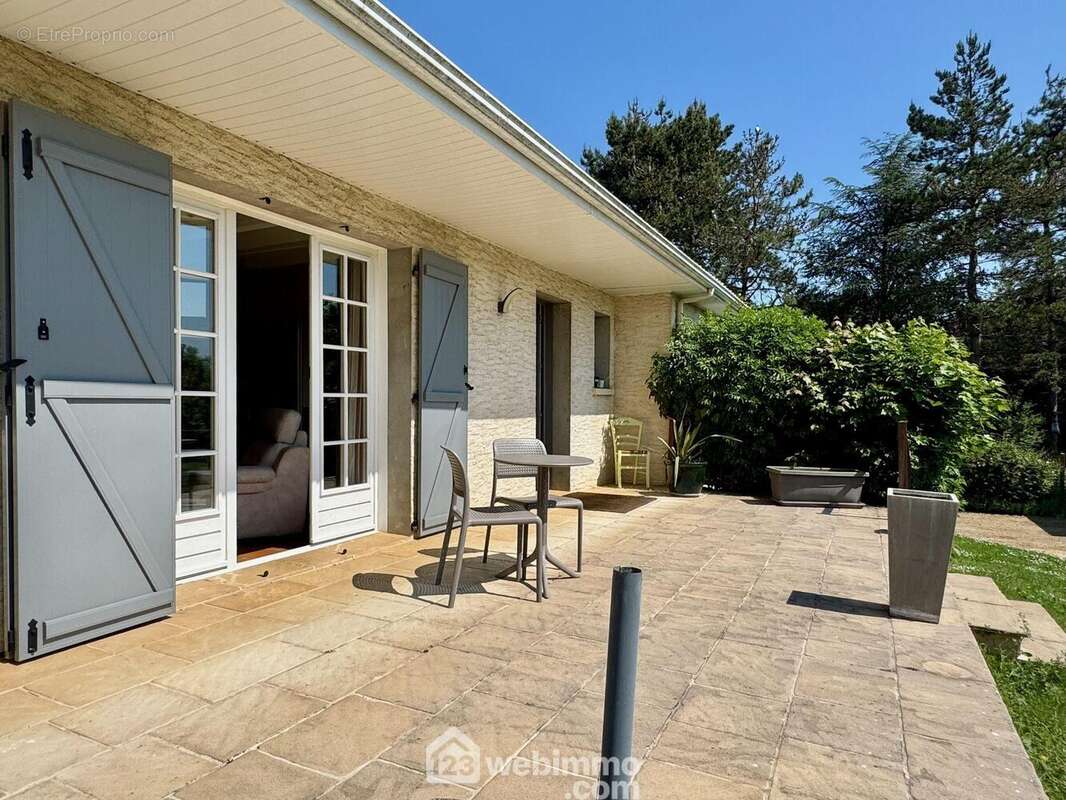 La terrasse de 70 m2, - Maison à MIGNE-AUXANCES